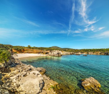 Alghero'da mavi gökyüzü altında küçük koy