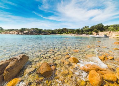 sarı taş ve küçük bir koy lastik bota