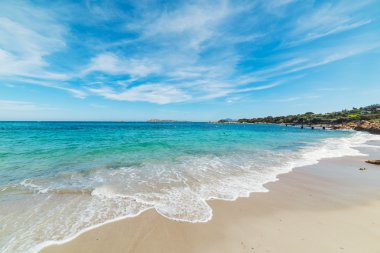 Bulutlu bir günde Romazzino kumsalda