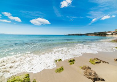 Dalgalar bulutlar altında Le Bombarde Beach
