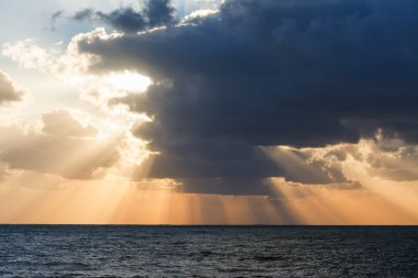 bulutlar ve gün batımında güneş ışınları