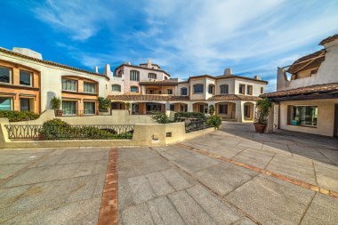 Porto Cervo üzerinde mavi gökyüzü