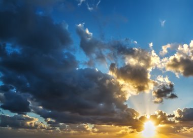 Gün batımında dramatik gökyüzü