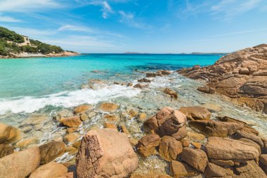 kayalar ve turkuaz su Capriccioli Beach