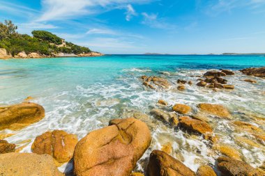 Kayalık sahil Capriccioli Beach