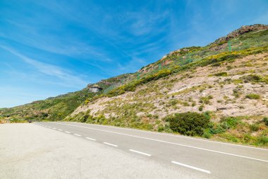 açık bir günde ülke yolda Sardinya