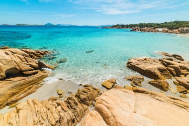 Capriccioli plaj üzerinde mavi gökyüzü