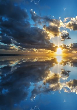 gün batımında denize bulutlu gökyüzü