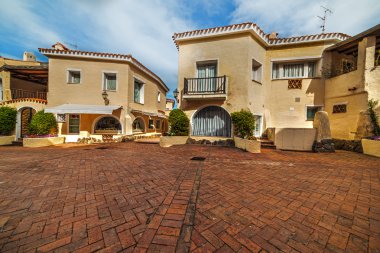 Porto Cervo içinde küçük bir kare üzerinde mavi gökyüzü