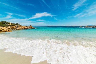 Açık bir günde kıyıda Capriccioli