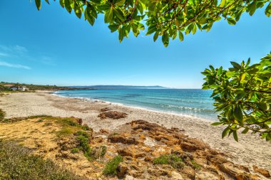 Açık bir günde kumsalda Le Bombarde