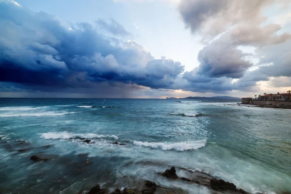 Drammatico cielo sulla costa di Alghero — Foto Stock