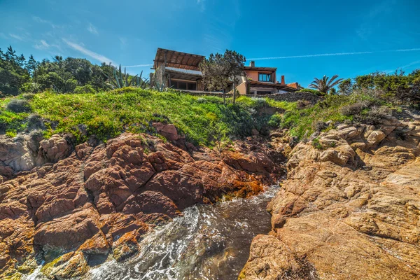 Haus an einer felsigen Küste in Sardinen — Stockfoto