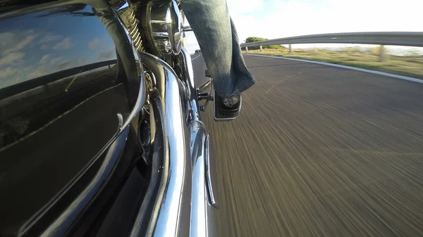 Motociclista visto desde el lado derecho — Foto de Stock