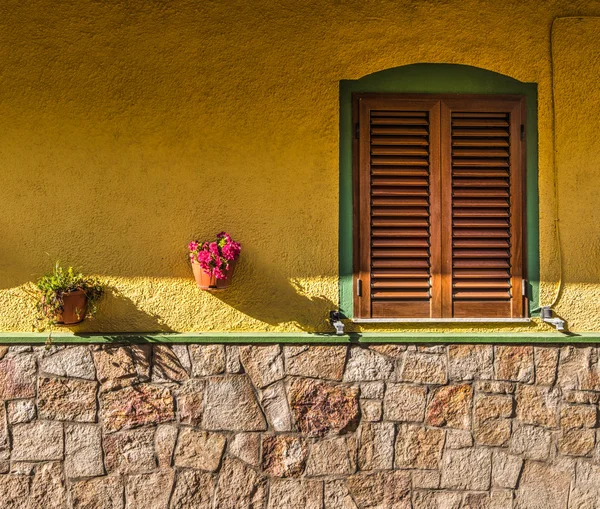 Brązowe okna w żółtą fasadą — Zdjęcie stockowe