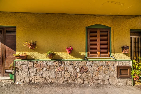 Pittoreske gele gevel in Castelsardo — Stockfoto