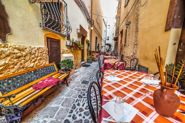 Tables et chaises rustiques par une trattoria — Photo