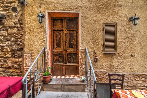 Двері в мальовничому куточку на Сардинії — стокове фото