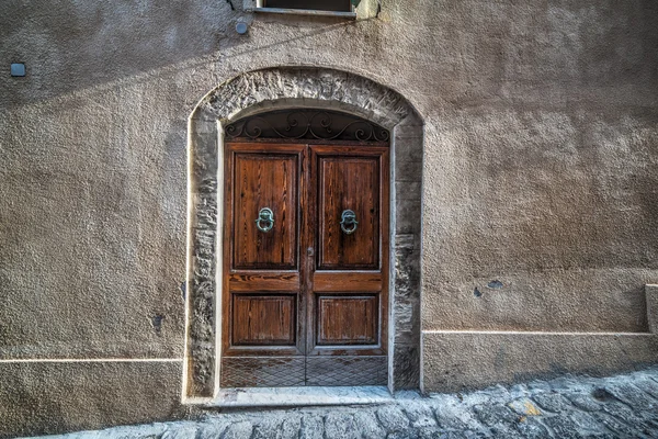 Porte en bois dans une petite ville — Photo