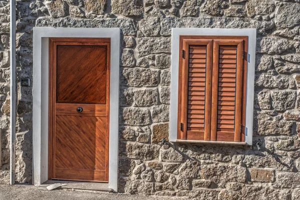 Tür und Fenster in einer rustikalen Wand — Stockfoto