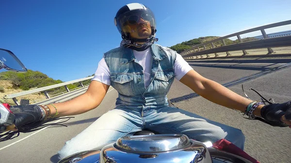 Rijden op een klassieke motorfiets biker — Stockfoto