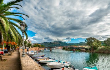 Bosa 'daki Temo Nehri üzerinde bulutlu bir gökyüzü. Sardunya, İtalya