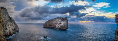Gün batımında dramatik bir gökyüzü altında Forada 'nın panoramik manzarası. Sardunya, İtalya