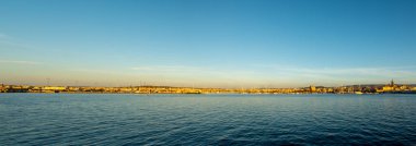 Gün batımında Alghero sahil şeridinin panoramik manzarası. Sardunya, İtalya
