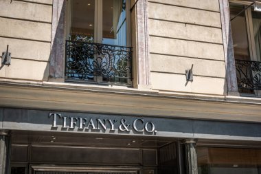 Paris, Fransa - Temmuz, 06 2018: Tiffany & Co mağaza tabelası dünyaca ünlü Champs Elysees bulvarında