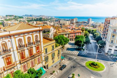 Cagliari şehri ünlü Saint Remy kalesinden görüldü. Sardunya, İtalya