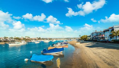 Balboa Adası sahilindeki tekneler. Balboa adası Newport Beach, Orange County 'de yer almaktadır. Güney Kaliforniya, ABD