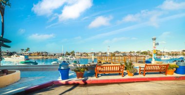 Bulutlu bir günde Balboa adası kıyısı. Balboa adası Newport Beach, Orange County 'de yer almaktadır. Güney Kaliforniya, ABD