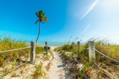 Key West 'teki Smathers Sahili girişinde mavi gökyüzü. Florida, ABD
