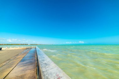 Higgs sahilindeki iskele berrak bir gökyüzünün altında. Key West, Florida