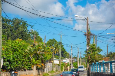 Bulutlu bir günde Guadeloupe kırsalında dar bir yol. Daha Küçük Antiller, Karayipler