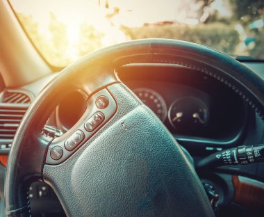 Ses kontrolü olan modern bir SUV direksiyon simidini kapatın.