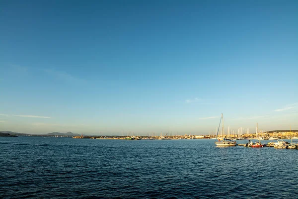 Gün Batımında Alghero Limanı Üzerinde Açık Bir Gökyüzü Sardunya Talya — Stok fotoğraf