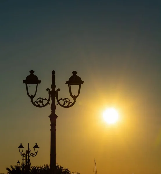 Laternenpfahl Unter Der Strahlenden Sonne Alghero Bei Sonnenuntergang Sardinien Italien — Stockfoto