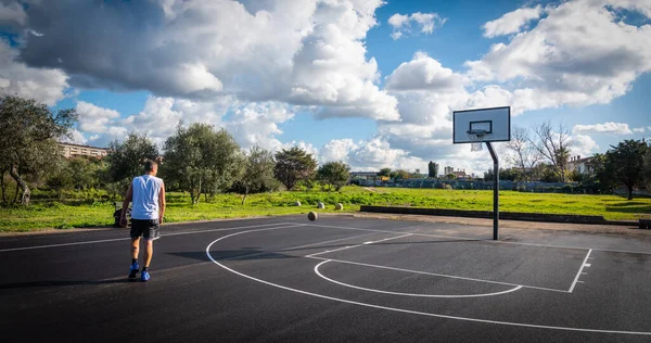 Homem Campo Basquete Sob Céu Dramático — Fotografia de Stock