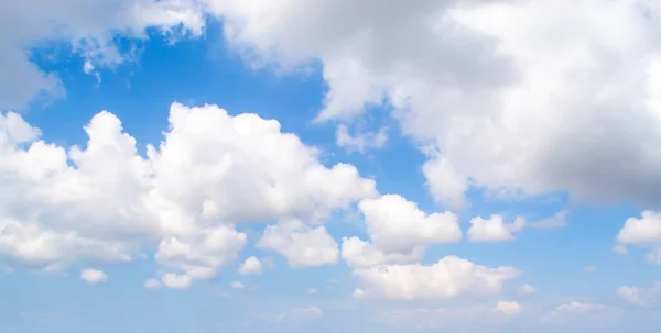 Błękitne Niebo Małymi Chmurami — Zdjęcie stockowe