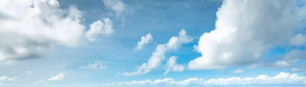 Голубое Небо Маленькими Облаками — стоковое фото