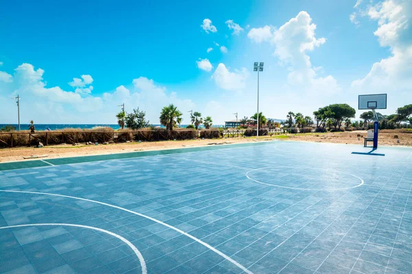 卡利亚里波托海滩海边的篮球场 意大利 撒丁岛 — 图库照片