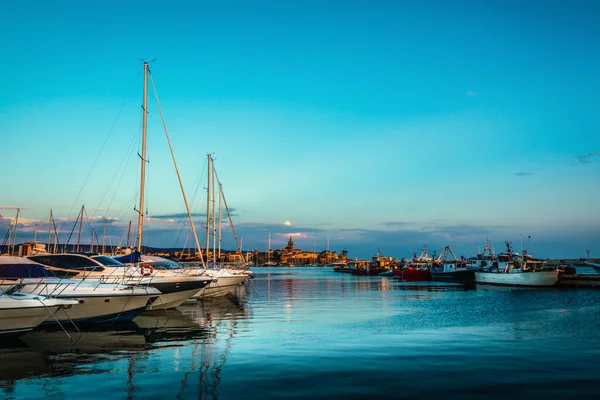 日落时分 阿尔盖罗港口的船只在晴朗的天空下航行 意大利 撒丁岛 — 图库照片