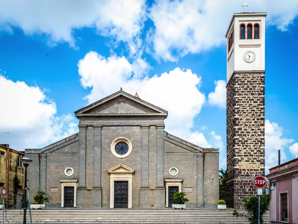 Chmury Nad Kościołem Santa Maria Cabras Sardynia Włochy — Zdjęcie stockowe