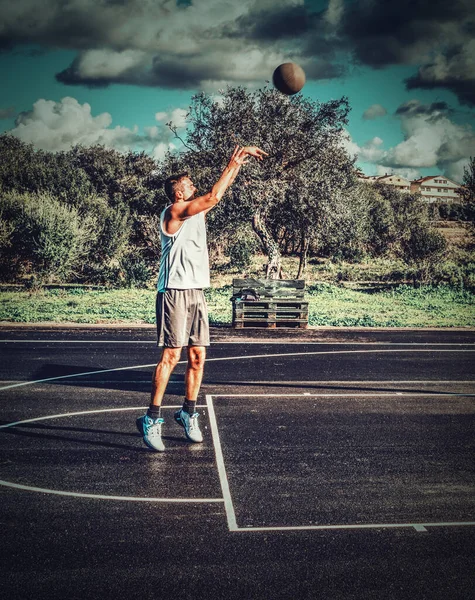 Linkshandige Basketbalspeler Oefent Gratis Worpen Een Speeltuin — Stockfoto