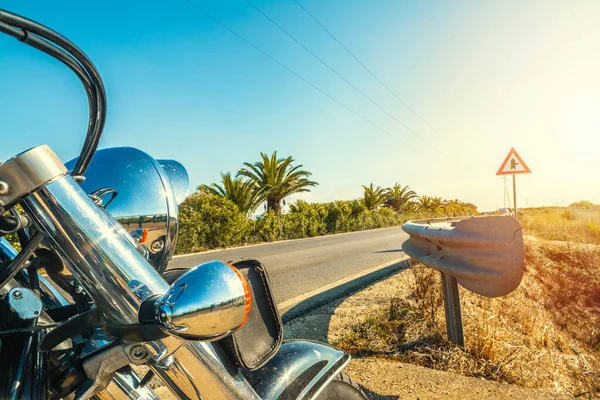 Primer Plano Una Motocicleta Clásica Aparcada Borde Una Carretera Campo —  Fotos de Stock