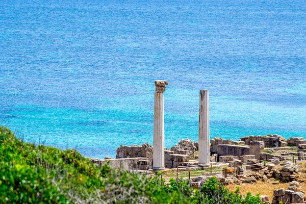 背景に青い海のあるサロス遺跡 サルデーニャ イタリア — ストック写真