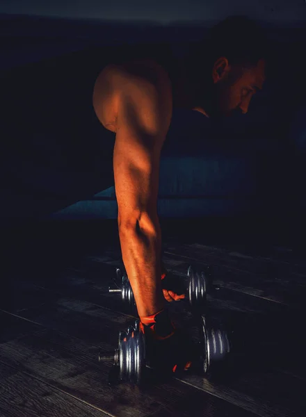 Vue Latérale Homme Faisant Planche Avec Haltères Chromées — Photo