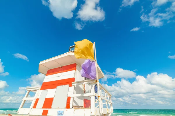 世界的に有名なサウスビーチの白と赤のライフガードタワー マイアミビーチ アメリカ — ストック写真