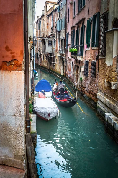 Gondolier Smal Kanal Världsberömda Venedig Italien — Stockfoto